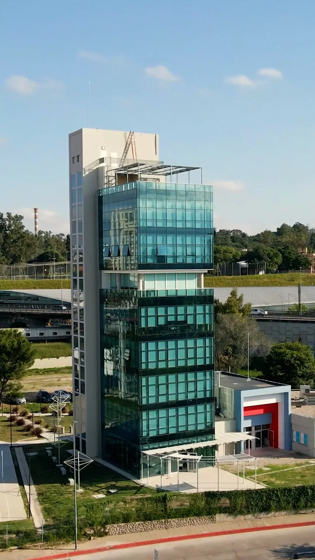 Edificio de Escuela PROA con fachada Frame