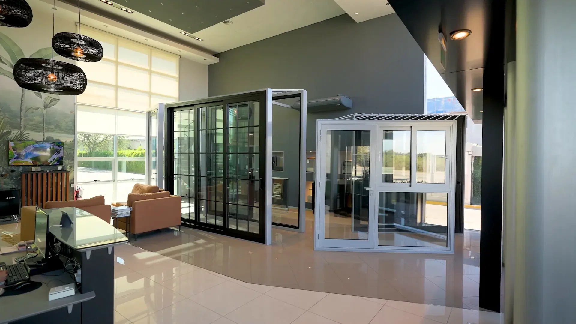 Showroom de Anodal con aberturas de aluminio en exhibición